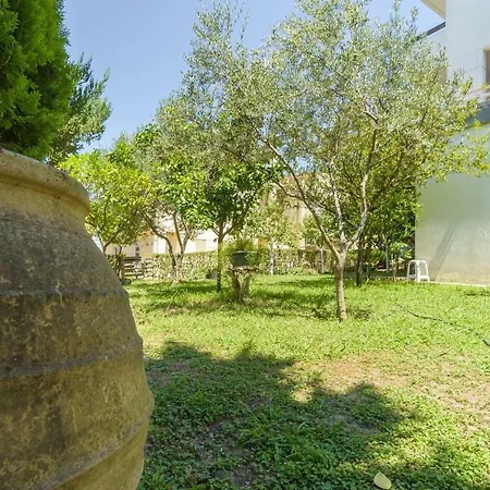 An Edens Garden Near The Sea - Pansion Youli * Selianitika