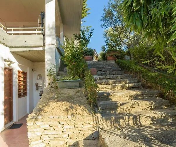 An Edens Garden Near The Sea - Pansion Youli Selianítika